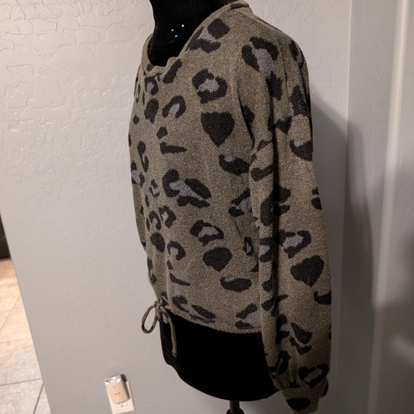 Green leopard print sweater - Picture 2 of 2